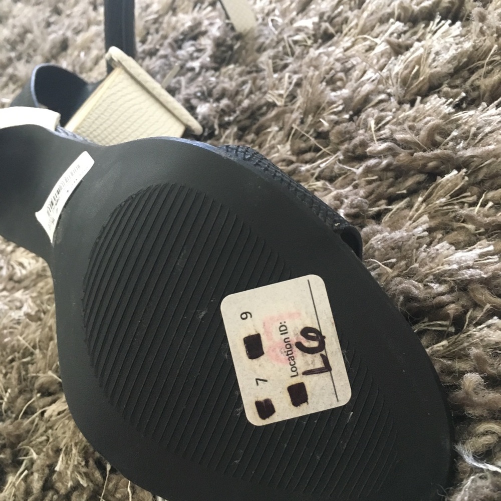Black and white high heels sandals - Picture 2 of 5